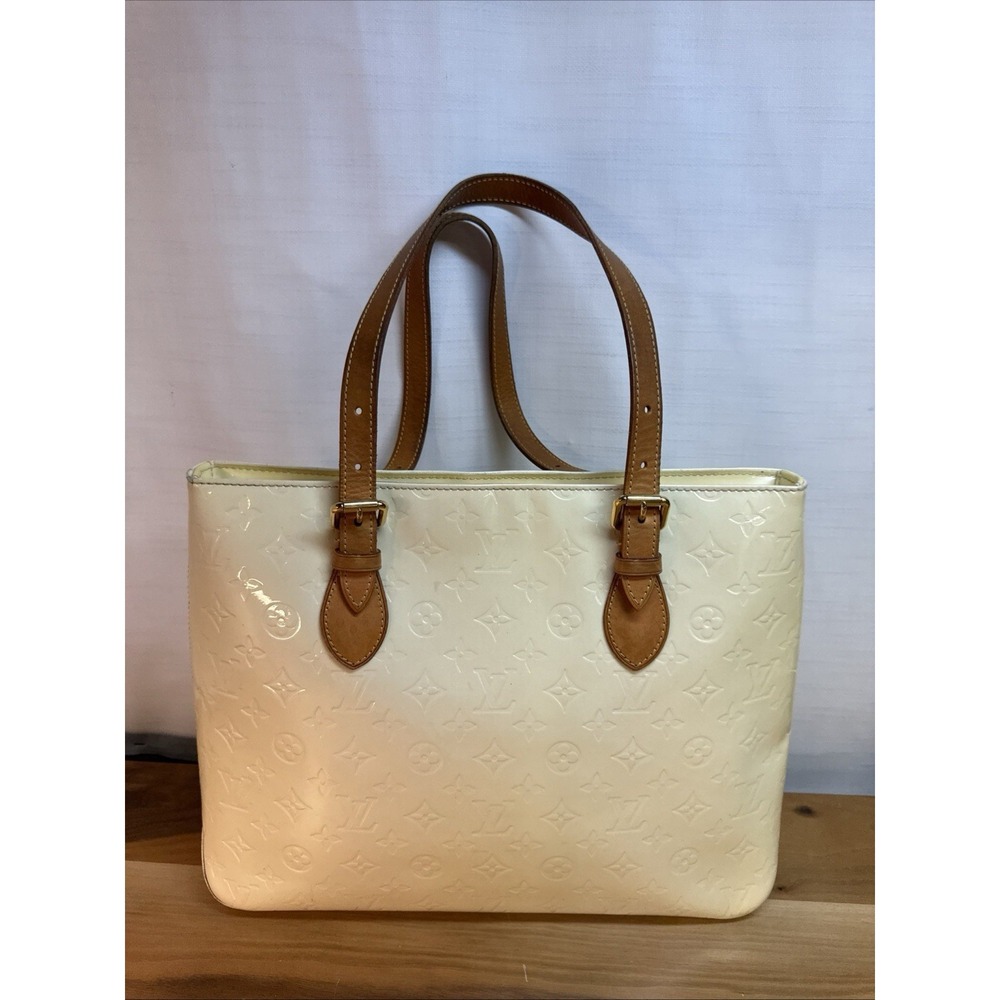 LOUIS VUITTON Monogram Vernis Brentwood Shoulder Bag Perle Ivory Patent Leather